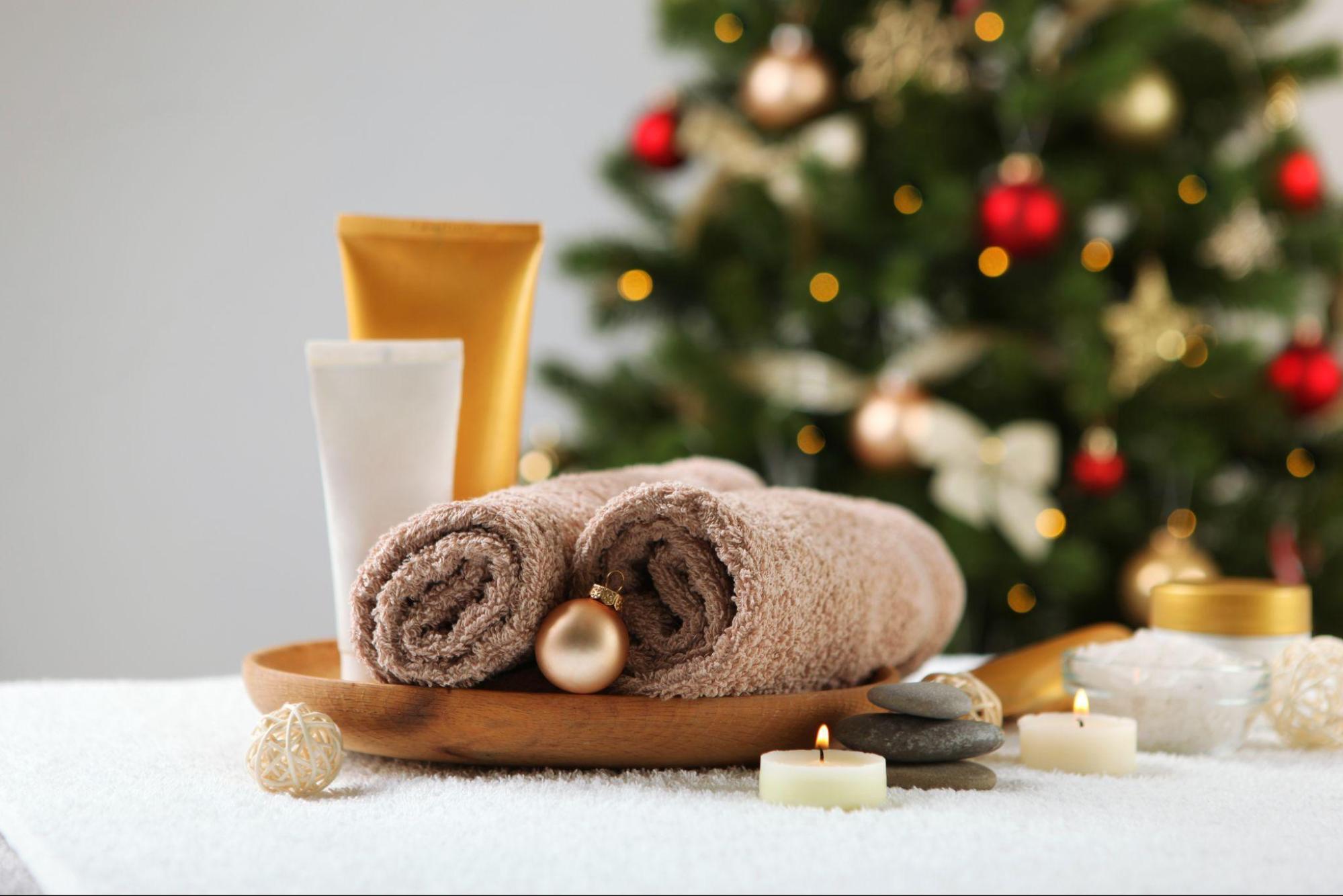 accesorii spa lângă bradul de Crăciun